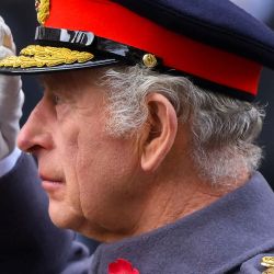 El rey británico Carlos III asiste a la ceremonia del Domingo del Recuerdo en el Cenotafio de Whitehall, en el centro de Londres. | Foto:TOBY MELVILLE / POOL / AFP