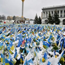 Esta fotografía muestra banderas ucranianas colocadas en la Plaza de la Independencia de Kiev, que simbolizan la muerte de los soldados ucranianos en el conflicto, cubiertas de nieve tras las primeras nevadas de la temporada, en medio de la invasión rusa de Ucrania. | Foto:SERGEI SUPINSKY / AFP