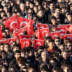 La gente sostiene las banderas de Turquía mientras visitan Anitkabir, el mausoleo del fundador y primer presidente de la República Turca, Mustafa Kemal Ataturk, para conmemorar el 84º aniversario de su muerte en Ankara. | Foto:ADEM ALTAN / AFP