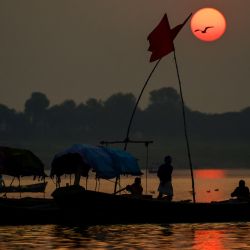 Los barqueros se perfilan contra el sol poniente en Sangam, la confluencia de los ríos Ganges, Yamuna y el mítico Saraswati, en Prayagraj, India. | Foto:SANJAY KANOJIA / AFP