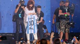 Cristina Kirchner, saludando con una camiseta argentina al terminar su acto en La Plata.