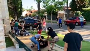 Todos a las trompadas y patadas frente a un colegio en El Palomar: la policía secuestró hasta cuchillos.