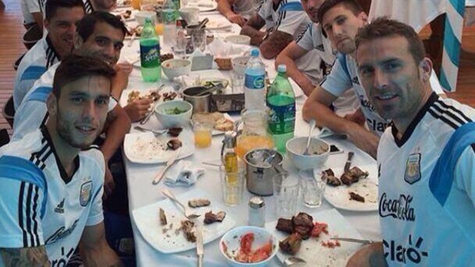 Selección argentina comiendo asado 20221117