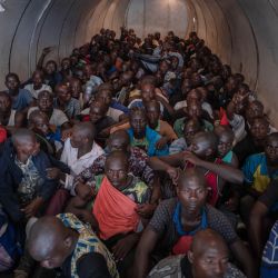Cientos de voluntarios se sientan en un avión con destino a un centro de formación después de responder al llamamiento del presidente de la República Democrática del Congo, Felix Tshisekedi, para unirse al ejército para ir al frente de la lucha contra la rebelión del M23 (Movimiento 23 de Marzo) en Goma, República Democrática del Congo. | Foto:Guerchom Ndebo / AFP