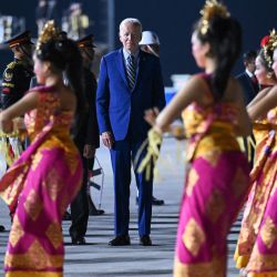 El presidente estadounidense Joe Biden desembarca del Air Force One a su llegada al aeropuerto internacional Ngurah Rai en Denpasar, en la isla turística indonesia de Bali. | Foto:SAUL LOEB / AFP