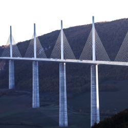 La fotografía muestra el viaducto de Millau al sur de Francia. | Foto:CHARLY TRIBALLEAU / AFP