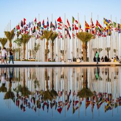 La gente se reúne en la plaza de la Bandera en Doha, antes del mundial de fútbol Qatar 2022. | Foto:ANDREJ ISAKOVIC / AFP