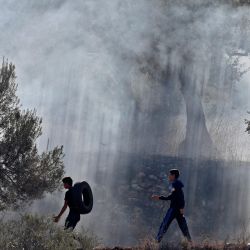 Manifestantes palestinos queman neumáticos durante una concentración para protestar por la reanudación de la construcción en el puesto de avanzada del asentamiento de Eviatar, cerca de la aldea palestina de Beita, al sur de Nablus, en la Cisjordania ocupada. | Foto:JAAFAR ASHTIYEH / AFP
