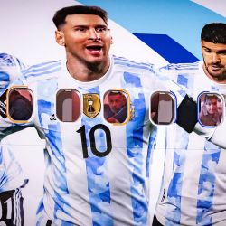 Miembros de la selección argentina miran por las ventanillas de su avión adornado con una imagen del delantero argentino Lionel Messi y sus compañeros mientras el equipo llega al aeropuerto internacional Hamad de Doha, Qatar. | Foto:ODD ANDERSEN / AFP