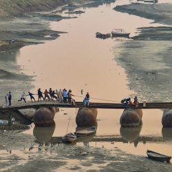 Obreros trabajan en la construcción de un puente flotante de pontones como parte de los preparativos para la próxima feria religiosa anual hindú de Magh Mela en Prayagraj, India. | Foto:SANJAY KANOJIA / AFP