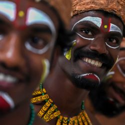 Tribales de la comunidad Velliankani paramparas gesticulan durante un evento en Chennai, India. | Foto:ARUN SANKAR / AFP