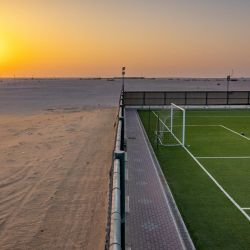 Un campo de fútbol se ve en el desierto cerca de Al Amamriya, en el oeste de Qatar, antes del mundial de fútbol Qatar 2022. | Foto:ODD ANDERSEN / AFP