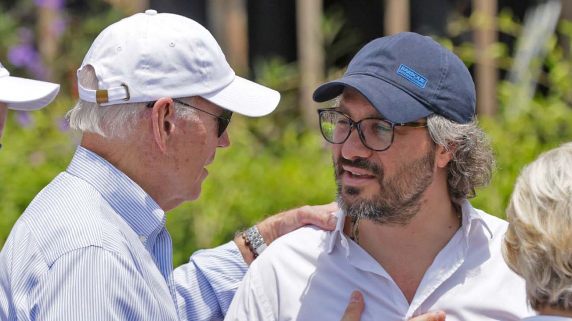 Foreign Minister Santiago Cafiero chats with US President Joe Biden on the sidelines of the G20 Leaders Summit in Bali, Indonesia in November 2022.