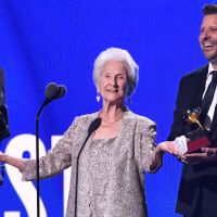 Quién es Ángela Álvarez, la mujer que ganó su primer Latin Grammy a los 95 años