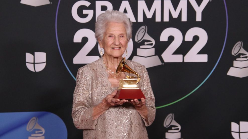 La emocionante historia de Ángela Álvarez, la “artista nueva” de 95 años en los Latin Grammys