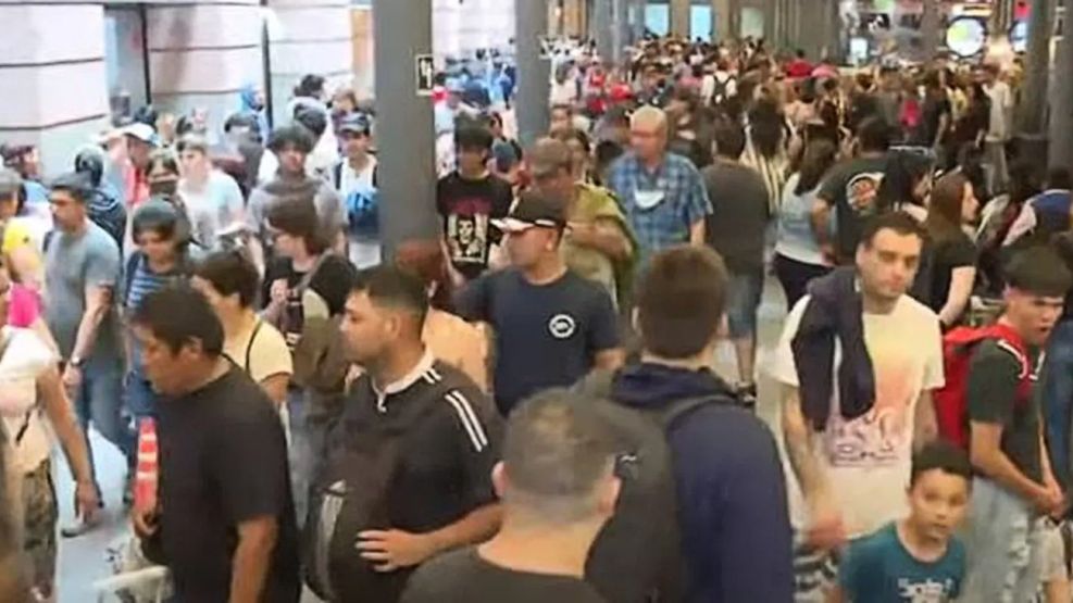 Una multitud quería boletos de tren a Mar del Plata: en 5 horas se vendieron 48 mil pasajes.