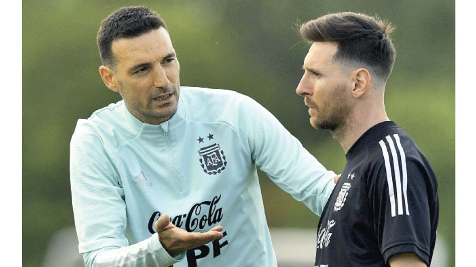 2022_11_20_messi_scaloni_cedoc_g