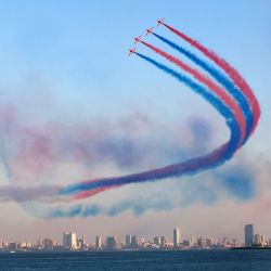 El equipo acrobático de la Real Fuerza Aérea Británica (RAF), los "Flechas Rojas", realiza maniobras aéreas durante un espectáculo aéreo en la ciudad de Kuwait. | Foto:YASSER AL-ZAYYAT / AFP
