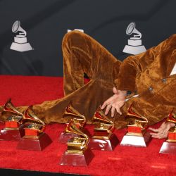 El músico uruguayo Jorge Drexler posa con el premio al Disco del Año y otros múltiples durante la 23ª edición de los premios Grammy Latinos en el Michelob Ultra Arena del Mandalay Bay en Las Vegas, Nevada. | Foto:RONDA CHURCHILL / AFP