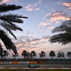 El piloto alemán de Aston Martin, Sebastian Vettel, conduce durante el Gran Premio de Abu Dhabi de Fórmula Uno en el circuito de Yas Marina en la ciudad emiratí de Abu Dhabi. | Foto:Ben Stansall / AFP