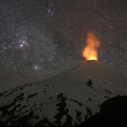 El volcán Villarrica muestra signos de actividad, visto desde Pucón, a unos 800 kilómetros al sur de Santiago, Chile. - El volcán Villarrica está entre los más activos de Sudamérica. | Foto:SEBASTIAN ESCOBAR / AFP
