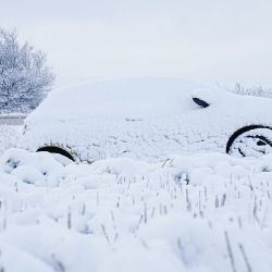 La nieve cubre un coche y el paisaje en el este de Jutlandia, Dinamarca. | Foto:Bo Amstrup / Ritzau Scanpix / AFP