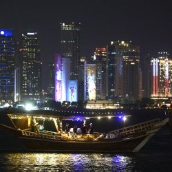 Un dohw navega frente al horizonte de Doha, Qatar. | Foto:JUAN MABROMATA / AFP