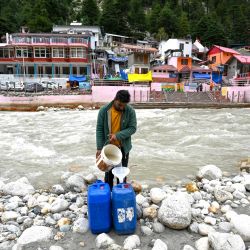 Un jornalero llena bidones con agua de deshielo del glaciar Gangotri, que es la fuente principal del piadoso río Ganges, en Uttarakhand. - En lo alto del Himalaya, donde el poderoso Ganges sigue siendo una gélida corriente glacial, los jornaleros llenan bidones con sus aguas sagradas para distribuirlas entre los hindúes de toda la India. | Foto:MONEY SHARMA / AFP