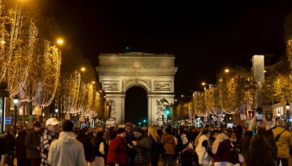 Navidad: así fue la tradicional iluminación de Champs-Élysées en París