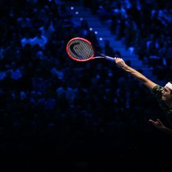 El estadounidense Taylor Fritz sirve al serbio Novak Djokovic durante su partido de semifinales en el torneo de tenis ATP Finals en Turín. | Foto:MARCO BERTORELLO / AFP