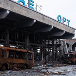 Esta fotografía muestra un edificio destruido del Aeropuerto Internacional de Kherson en el pueblo de Chornobaivka, en las afueras de Kherson, en medio de la invasión rusa de Ucrania. | Foto:IHOR TKACHOV / AFP