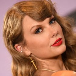 La cantante estadounidense Taylor Swift posa en la sala de prensa tras ganar seis premios en la 50ª edición de los American Music Awards en el Microsoft Theater de Los Ángeles, California. | Foto:VALERIE MACON / AFP
