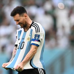 Lionel Messi, reacciona durante el partido de fútbol del Grupo C de la Copa Mundial de Qatar 2022 entre Argentina y Arabia Saudí en el Estadio Lusail en Lusail, al norte de Doha. | Foto:KIRILL KUDRYAVTSEV / AFP