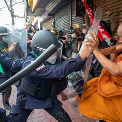 Policías antidisturbios cargan contra los manifestantes pro-democracia, entre ellos un monje budista, en una manifestación junto al Monumento a la Democracia en Bangkok, durante la celebración de la cumbre de Cooperación Económica Asia-Pacífico (APEC) en la capital tailandesa. | Foto:Tanat Chayaphattharitthee / THAI NEWS PIX / AFP