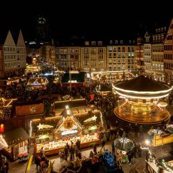 Una vista general muestra el Mercado de Navidad de Fráncfort del Meno, en el oeste de Alemania. - El Mercado de Navidad de Fráncfort se celebra del 21 de noviembre al 22 de diciembre. Es uno de los mercados navideños más grandes y antiguos de Alemania. | Foto:ANDRE PAIN / AFP