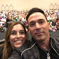 Amy Jo Johnson, la Ranger Rosa, lloró desconsolada la muerte de Jason David Frank