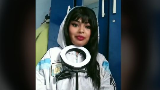 Desde zapatillas, hasta un aro de luz y plata: qué tiran las personas en Salta, según un video viral