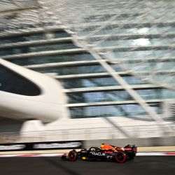 El piloto mexicano de Red Bull, Sergio Pérez, conduce durante la tercera sesión de entrenamientos previos al Gran Premio de Abu Dhabi de Fórmula Uno en el circuito de Yas Marina en la ciudad emiratí de Abu Dhabi. | Foto:Ben Stansall / AFP