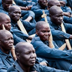 Nuevos miembros del Servicio de Policía de Sudán del Sur (SSPS) de las Fuerzas Unificadas asisten con rifles de madera hechos a mano o palos a la ceremonia de graduación en Malakal. | Foto:Samir Bol / AFP