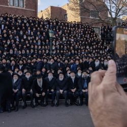 Rabinos jasídicos se reúnen para la foto de grupo anual de la Conferencia Internacional de Emisarios de Jabad Lubavitch, frente a la sede mundial de Jabad Lubavitch en el barrio de Brooklyn de la ciudad de Nueva York. | Foto:YUKI IWAMURA / AFP
