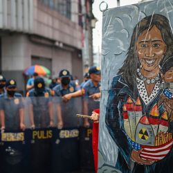 Una pancarta con una caricatura de la vicepresidenta estadounidense Kamala Harris aparece en una protesta contra su visita en Manila, Filipinas. | Foto:ZAR DANCEL / AFP