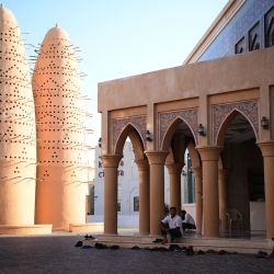 Unos hombres salen de la mezquita de Katara en la Aldea Cultural de Katara, en Doha, durante el mundial de fútbol de Qatar 2022. | Foto:Anne-Christine Poujoulat / AFP