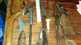 Los dos sujetos aprehendidos tenían una gran cantidad de armas blancas y de fuego en su poder.