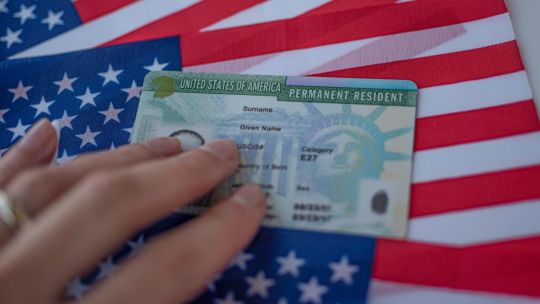 Emigrar a Estados Unidos: flexibilizarán el proceso de residencia para inmigrantes