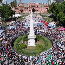 En esta vista aérea la gente asiste a una marcha de homenaje a la fallecida Hebe de Bonafini -una de las fundadoras de la asociación Madres de Plaza de Mayo- en la plaza de Mayo, en Buenos Aires. - Bonafini, que lideró la asociación de mujeres argentinas para desafiar a la dictadura militar y exigir la verdad sobre sus hijos desaparecidos, murió a los 93 años. | Foto:EMILIANO LASALVIA / AFP