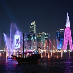 Esta imagen tomada desde el paseo de la Corniche de Doha muestra una imagen nocturna de la ciudad, durante el mundial de fútbol Qatar 2022. | Foto:Anne-Christine Poujoulat / AFP