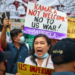 Los manifestantes llevan pancartas y gritan consignas durante una manifestación contra la visita de la vicepresidenta estadounidense Kamala Harris en Manila, Filipinas. | Foto:Czar Dancel / AFP