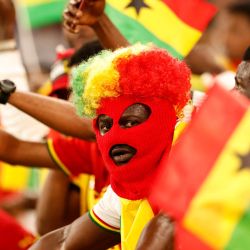 Un aficionado de Ghana posa para una fotografía antes del partido de fútbol del Grupo H de la Copa del Mundo de Qatar 2022 entre Portugal y Ghana en el Estadio 974 de Doha. | Foto:KHALED DESOUKI / AFP