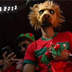 Un hincha de Marruecos lleva una máscara de león durante el partido de fútbol del Grupo F de la Copa del Mundo Qatar 2022 entre Marruecos y Croacia en el estadio Al-Bayt en Al Khor, al norte de Doha. | Foto:GLYN KIRK / AFP