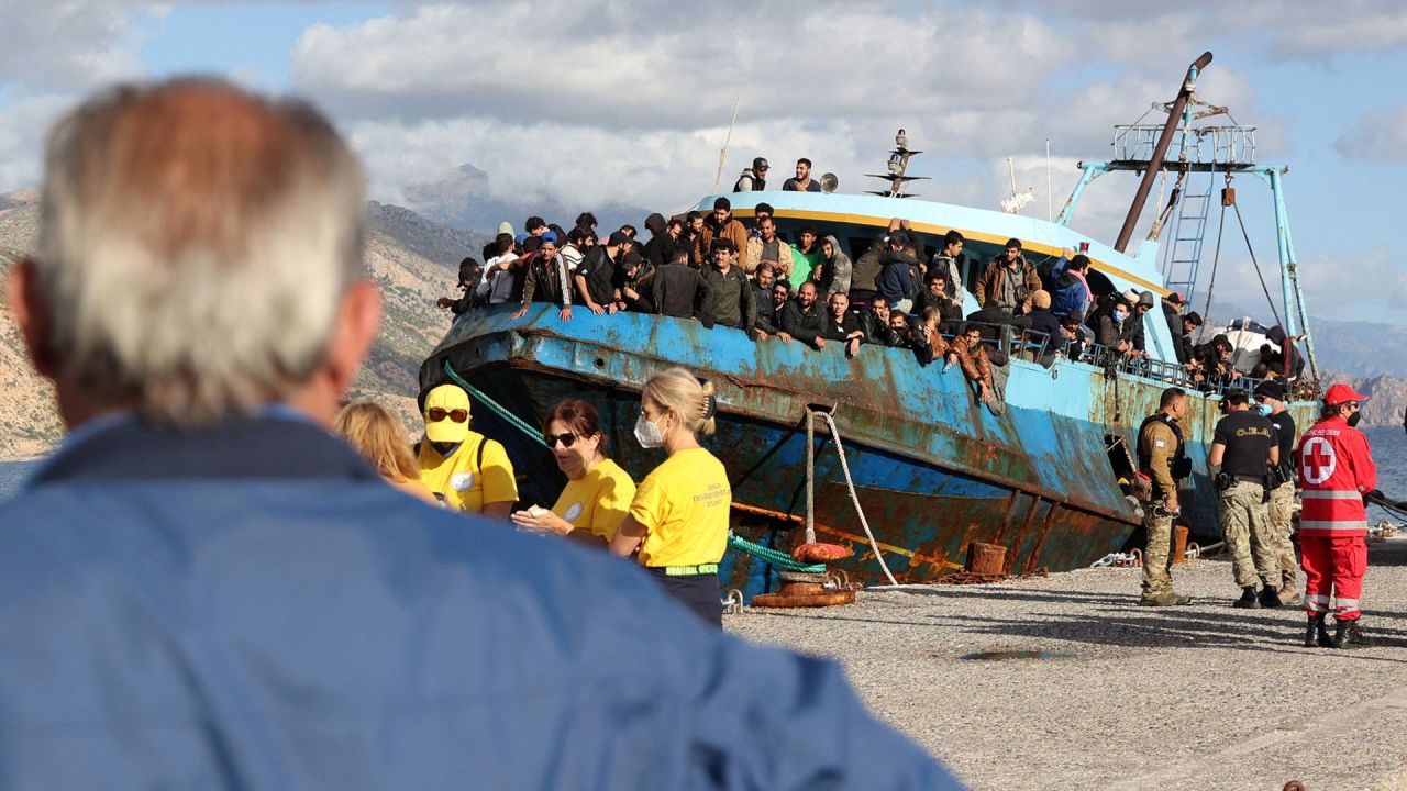 Refugiados y migrantes rescatados a bordo de una embarcación en la ciudad de Paleochora, al suroeste de la isla de Creta, en Grecia, tras una operación de rescate. | Foto:COSTAS METAXAKIS / AFP
